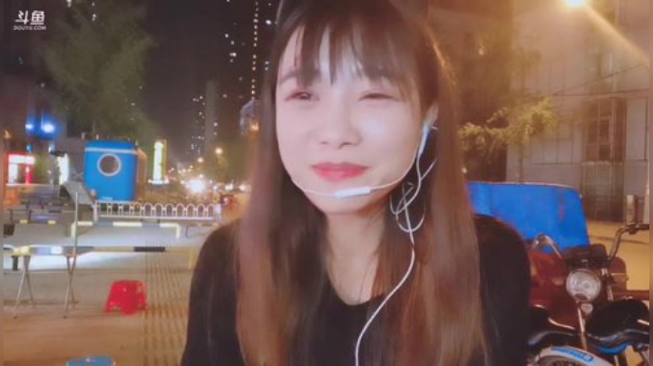 我在斗鱼看百变姑姑肖淑洁直播户外