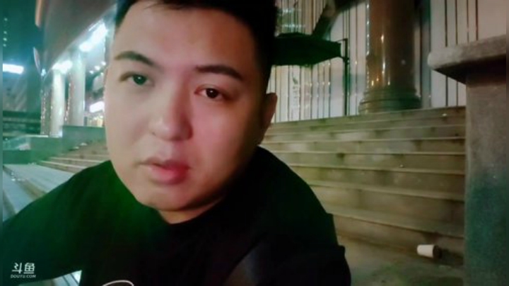 我在斗鱼看火力堂主直播户外