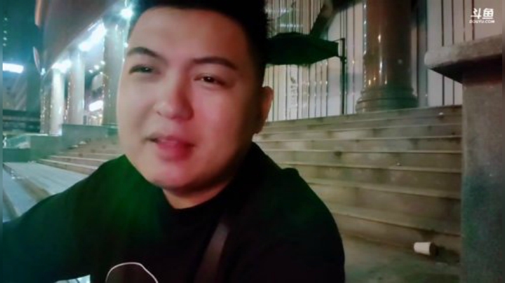 我在斗鱼看火力堂主直播户外