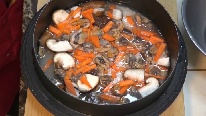 韩国料理酱汤+蛤蜊饭+烫葱+酱拌鱿鱼丝，和妈妈一起来学习制作吧~