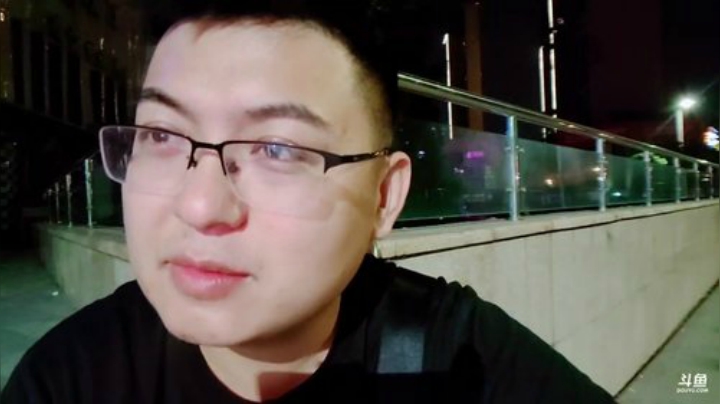 我在斗鱼看火力堂主直播户外