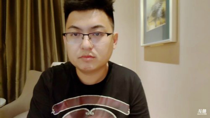 我在斗鱼看火力堂主直播户外