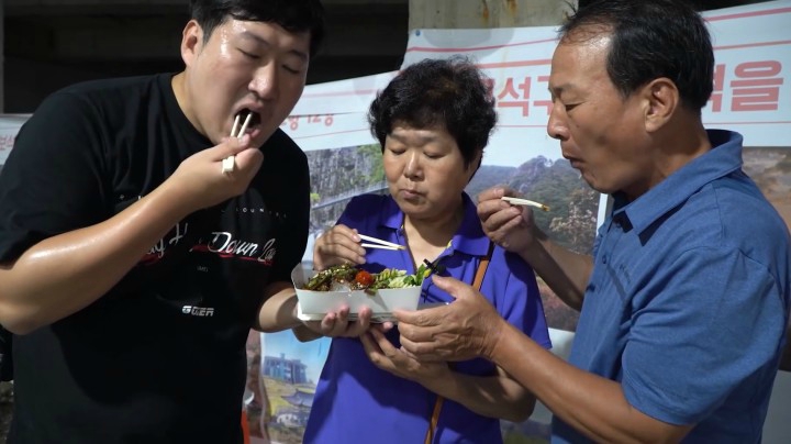 沙拉牛排搭配蔬菜米肠，再喝上一杯鲜榨果汁，夜市的美食超美味！