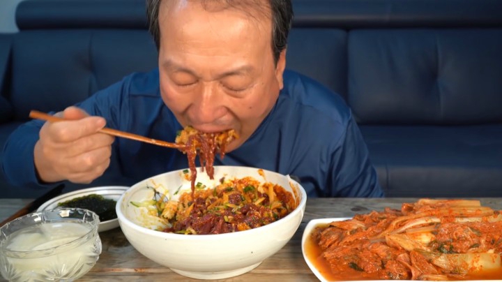 妈妈给爸爸做的爱心美食~泡菜加上拌饭超好吃！爸爸全吃光啦~