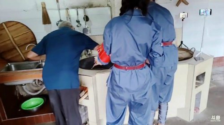 我在斗鱼看火力堂主直播户外