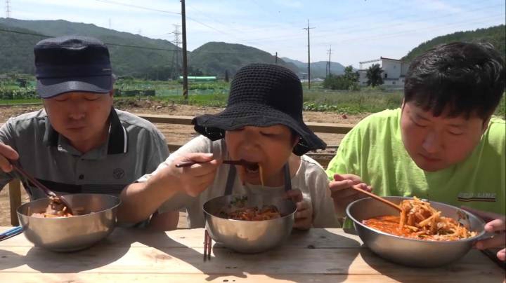 妈妈制作的独特酱料浇到鱼片汤上，吃到嘴里满满都是海的味道~