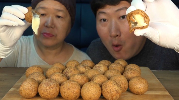 和妈妈吃bhc的拉丝芝士球，配上一杯凉爽的啤酒，简直太美味啦！