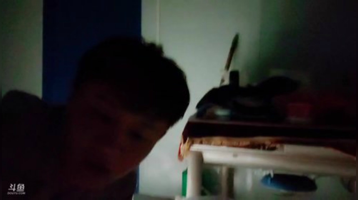 我在斗鱼看小鱼小鱼吃虾米直播户外