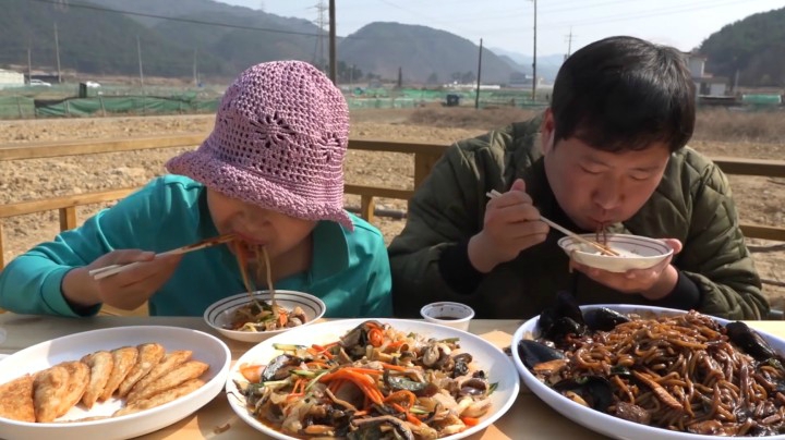 给妈妈买了最喜欢吃的海鲜什锦和炸酱面，加上煎饺吃的真幸福！