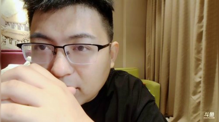我在斗鱼看火力堂主直播户外