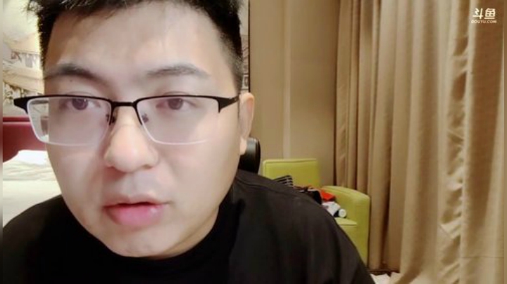 我在斗鱼看火力堂主直播户外