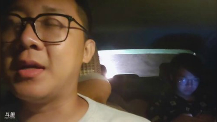 我在斗鱼看小鱼小鱼吃虾米直播户外