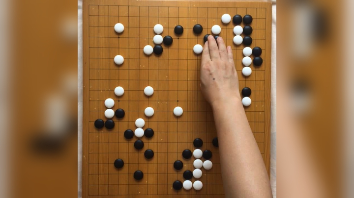 围棋专题讲座通过进攻对方弱点来治孤