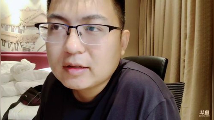 我在斗鱼看火力堂主直播户外