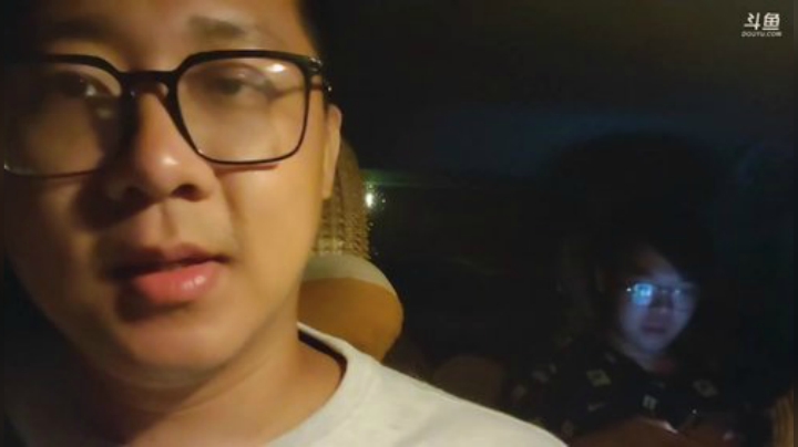 我在斗鱼看小鱼小鱼吃虾米直播户外