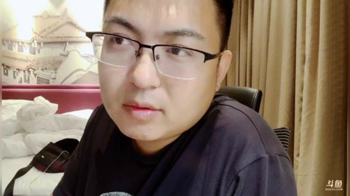 我在斗鱼看火力堂主直播户外
