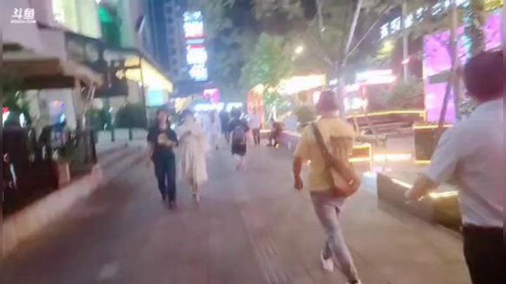 我在斗鱼看小鱼小鱼吃虾米直播户外