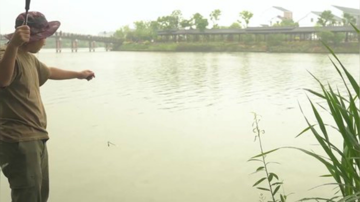 我在斗鱼看YESHI小哥直播美食