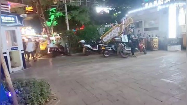 我在斗鱼看小鱼小鱼吃虾米直播户外
