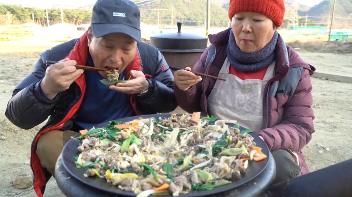 妈妈做了一大锅美味炒羊肉，加入蔬菜可以让羊肉的味道更干净哦！