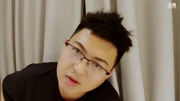 我在斗鱼看火力堂主直播户外