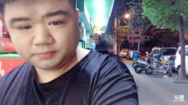 我在斗鱼看做个疯子直播户外