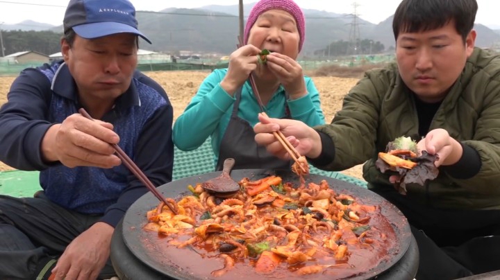 妈妈用调制的酱料制作了蔬菜炒鱿鱼，最后再加入米饭简直超美味！
