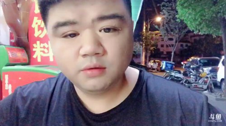 我在斗鱼看做个疯子直播户外
