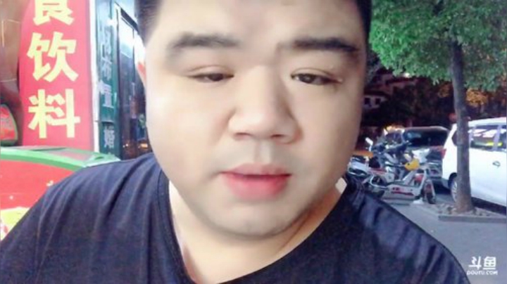 我在斗鱼看做个疯子直播户外