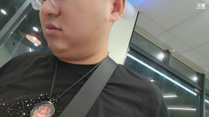 我在斗鱼看火力堂主直播户外