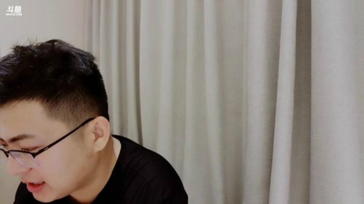 我在斗鱼看火力堂主直播户外
