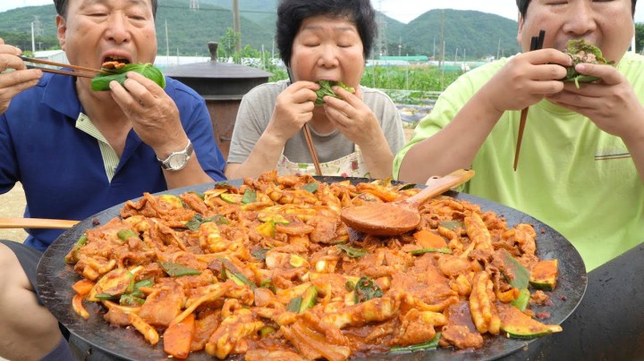用猪前腿肉替代五花肉，搭配柔韧鱿鱼在大锅里翻炒，味道更好了！