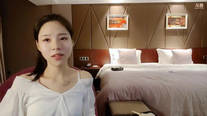 我在斗鱼看火力堂主直播户外