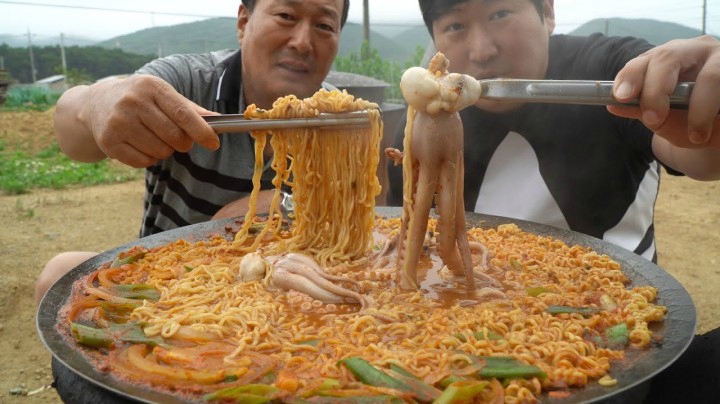把滑嫩章鱼和柔韧拉面一起烹煮，既有海鲜的美味还有面饼的香气！