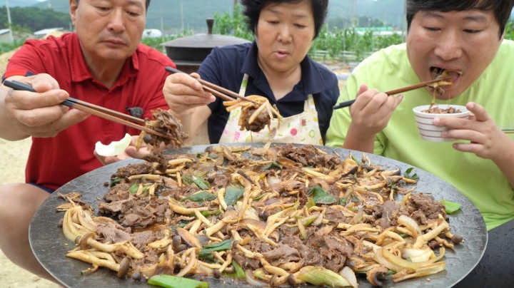 新鲜韩牛撒上妈妈特制调料配上洋葱和蘑菇一起翻炒，味道超香！