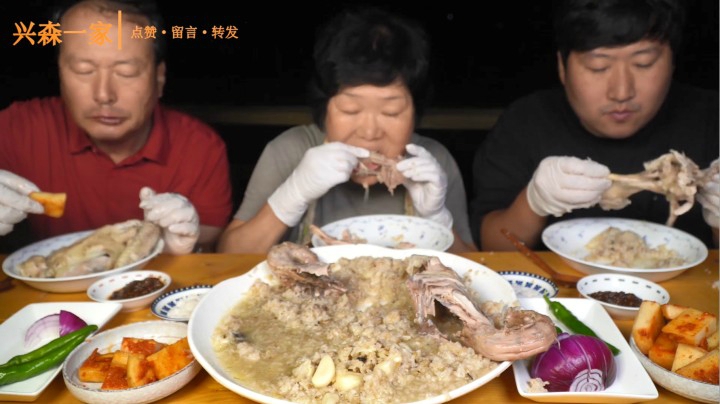 用大锅煮的白水鸡加上韩式药材会让汤更有营养！锅巴Q弹更好吃~