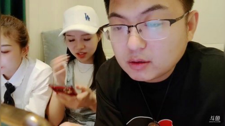 我在斗鱼看火力堂主直播户外