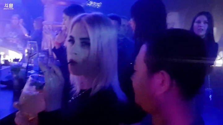 俄罗斯颜值才艺美女最多的直播间。 2020-09-19 02点场
