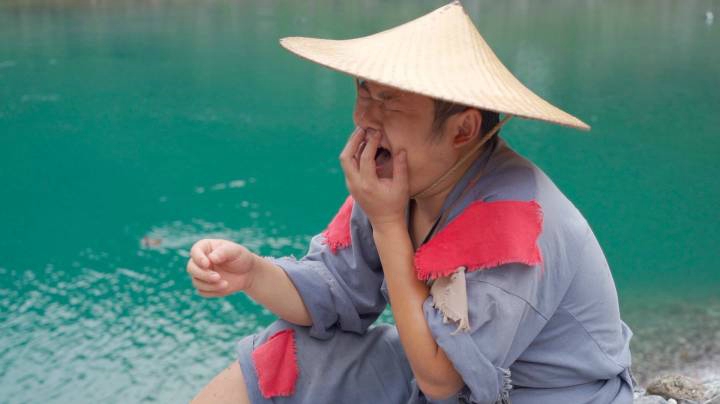 小伙寻宝偶得大宝剑，却用来烤羊肉串，吃完才发现亏大了