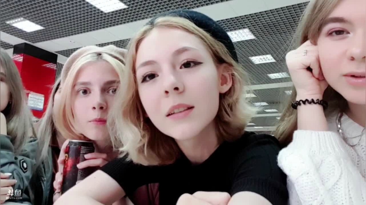 俄罗斯风情之小姐姐们美食大比拼。 2020-09-20 15点场