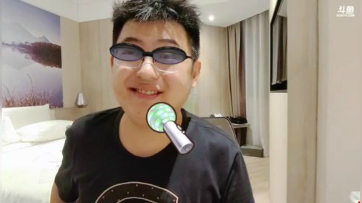 我在斗鱼看火力堂主直播户外