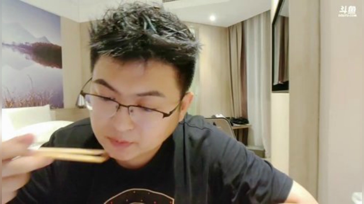 我在斗鱼看火力堂主直播户外