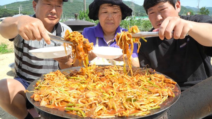 妈妈自创的海鲜炖鸡，第一次吃鸡肉配鱿鱼！我和爸爸都夸超美味~