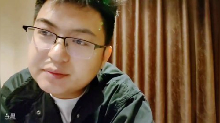 我在斗鱼看火力堂主直播户外