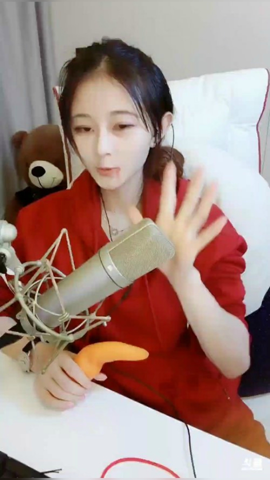 睡懵的小七直播_颜值直播_斗鱼直播