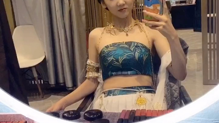 emmm…晚上要出去吃饭，发个花絮给你们？

哈哈哈哈好的其