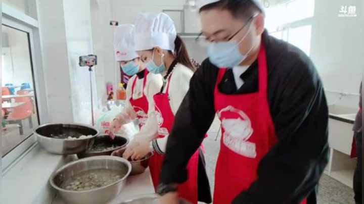 我在斗鱼看火力堂主直播户外