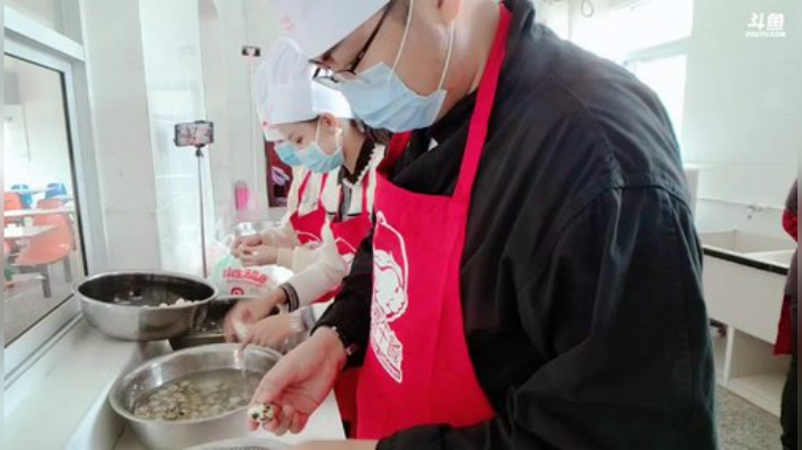 我在斗鱼看火力堂主直播户外