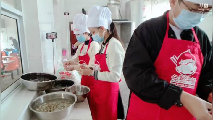 我在斗鱼看火力堂主直播户外