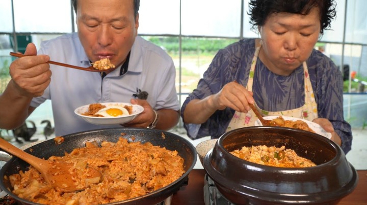伴着雨声在塑料大棚里吃泡菜炒饭和嫩豆腐汤，爸爸超喜欢的美食！